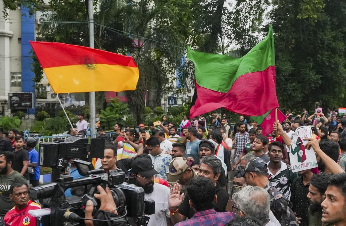 Supporters of football clubs East Bengal and Mohun Bagan take part in a protest march against the alleged sexual assault and murder of a postgraduate trainee doctor, near Salt Lake stadium, in Kolkata, Sunday, Aug. 18, 2024. 