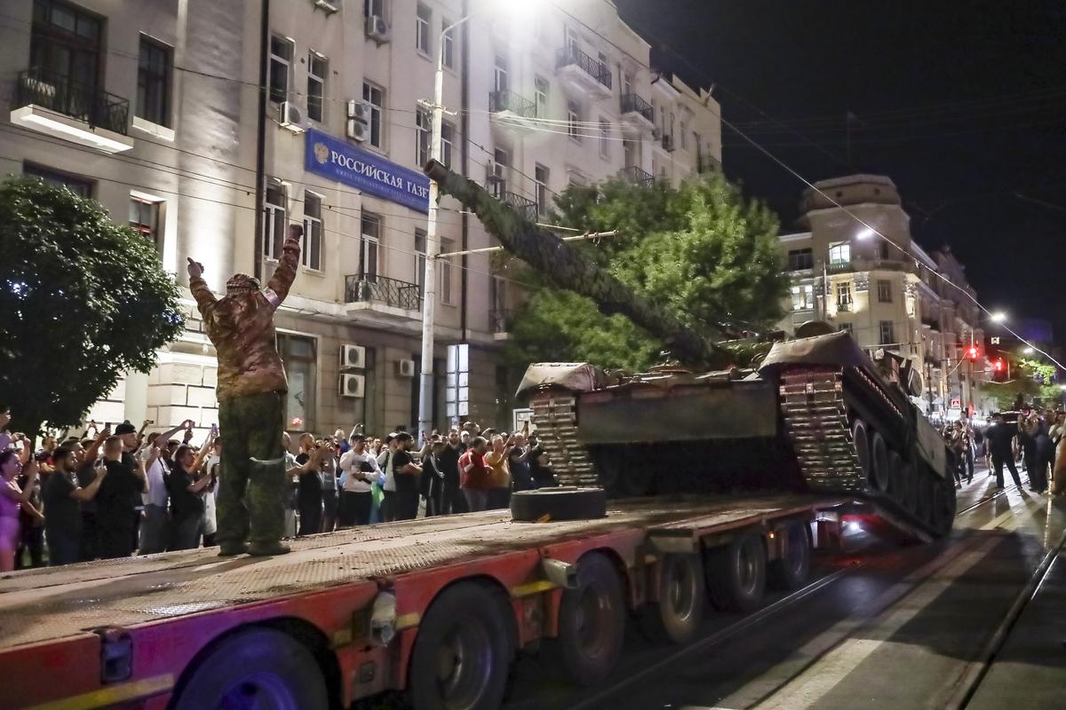 Members of the Wagner Group military company load their tank onto a truck on a street in Rostov-on-Don, Russia, on June 24, 2023, prior to leaving an area at the headquarters of the Southern Military District. 