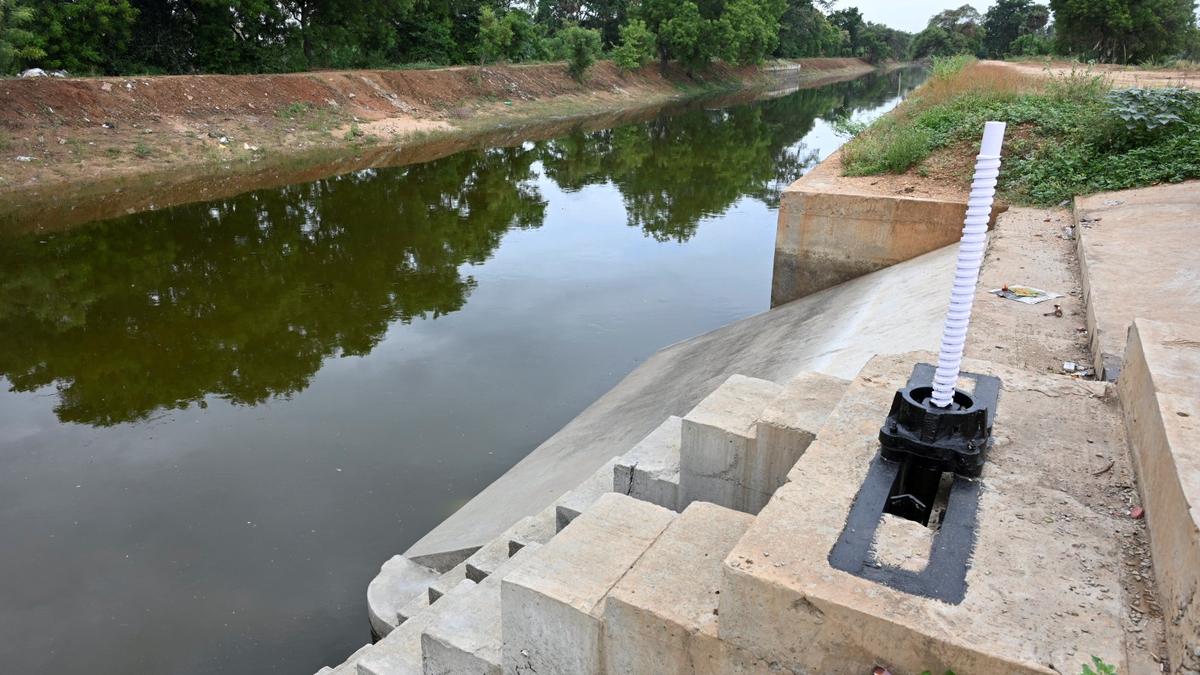 Farmers’ association condemns waste dumping in Lower Bhavani Project Canal