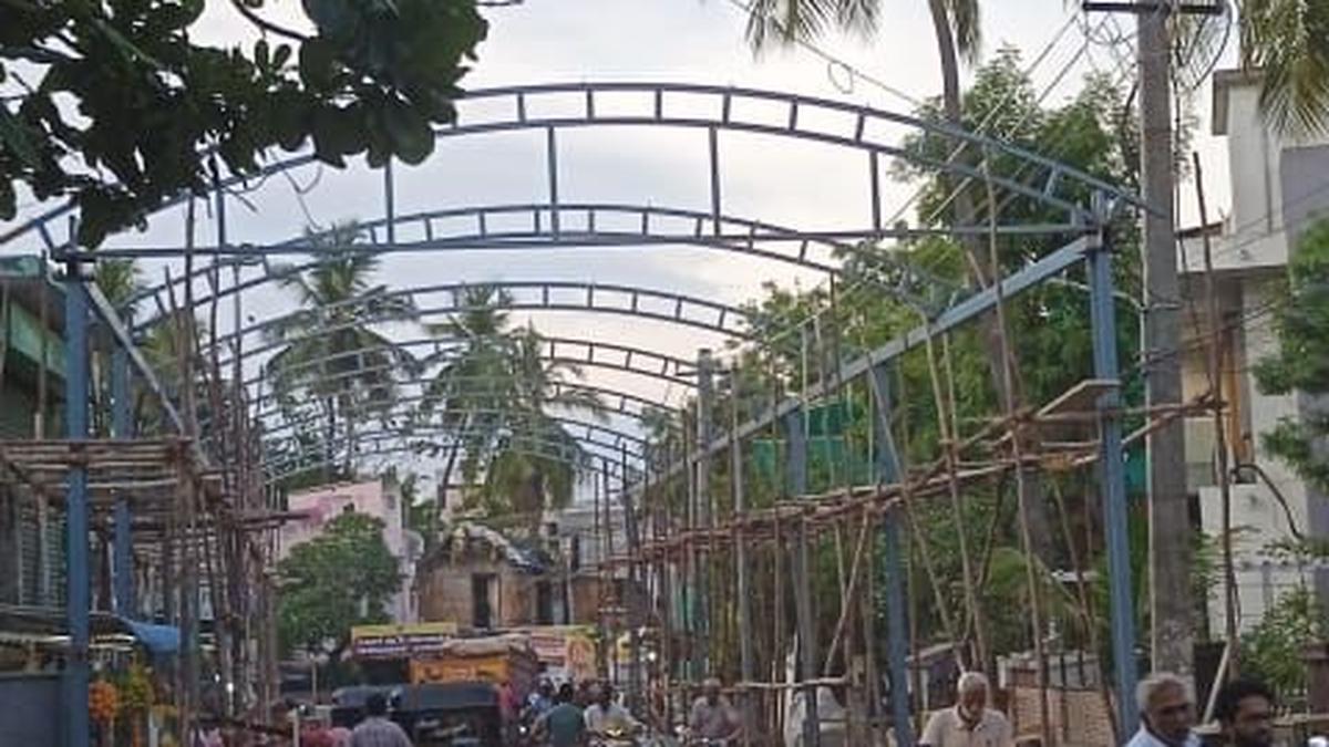 Shed on main road causes hardship to pedestrians at Hasthinapuram