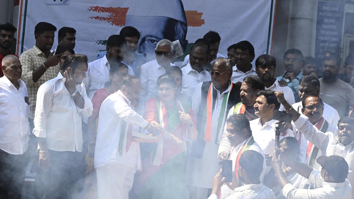 Congress celebrates Naveen Yadav’s lead in Jubilee Hills byelection; Ponnam calls for celebrations across Telangana