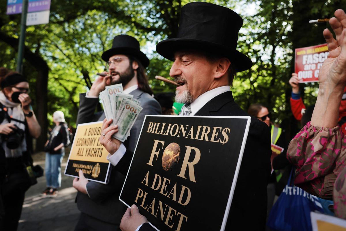 I manifestanti si sono radunati a pochi isolati dal luogo in cui si teneva il Met Gala