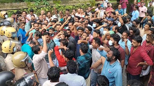 Suspected custodial torture and death: DYFI workers take out march to Vadakara police station