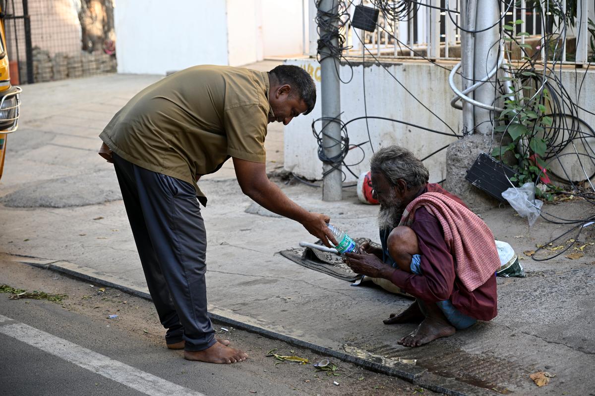 Chennai, Tamil Nadu, 10 May 2024: FOR METROPLUS:  S.Jayakumar, auto driver distributes water bottles to the needy homeless, and elderly people in Chennai on  Friday. Photo:Akhila Easwaran/ The Hindu