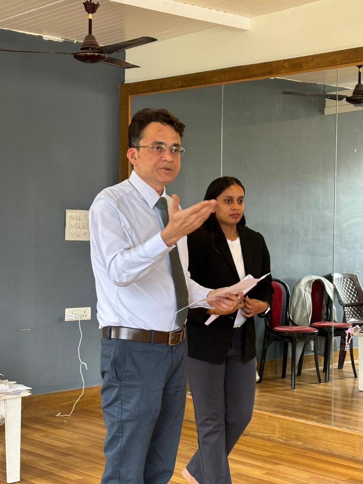 Mentre il Dr. Prashanth spiegava gli aspetti teorici, il Dr. Bhavana MB dimostrava gli esercizi 