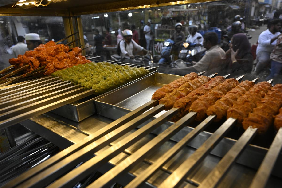 इफ्तार का समय, रमज़ान के महीने के दौरान शाम का रोज़ा तोड़ने वाला भोजन।