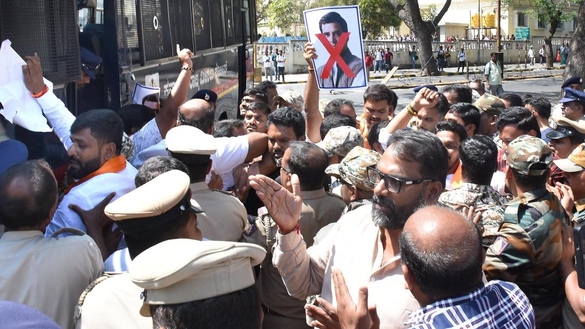 BJP Yuva Morcha protests against Cong. stir at AI Summit