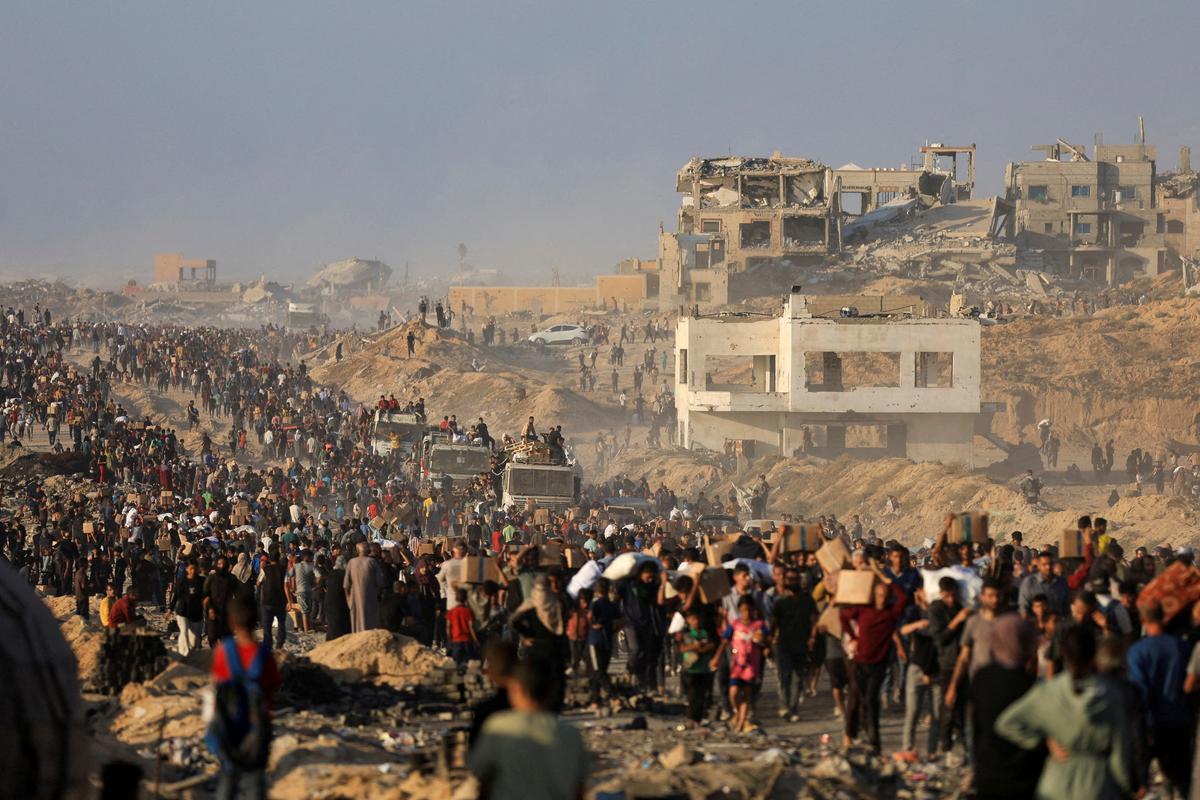 FILE PHOTO: Palestinians gather to receive aid supplies in Beit Lahia, in the northern Gaza Strip, June 16, 2025. REUTERS/Dawoud Abu Alkas/File Photo