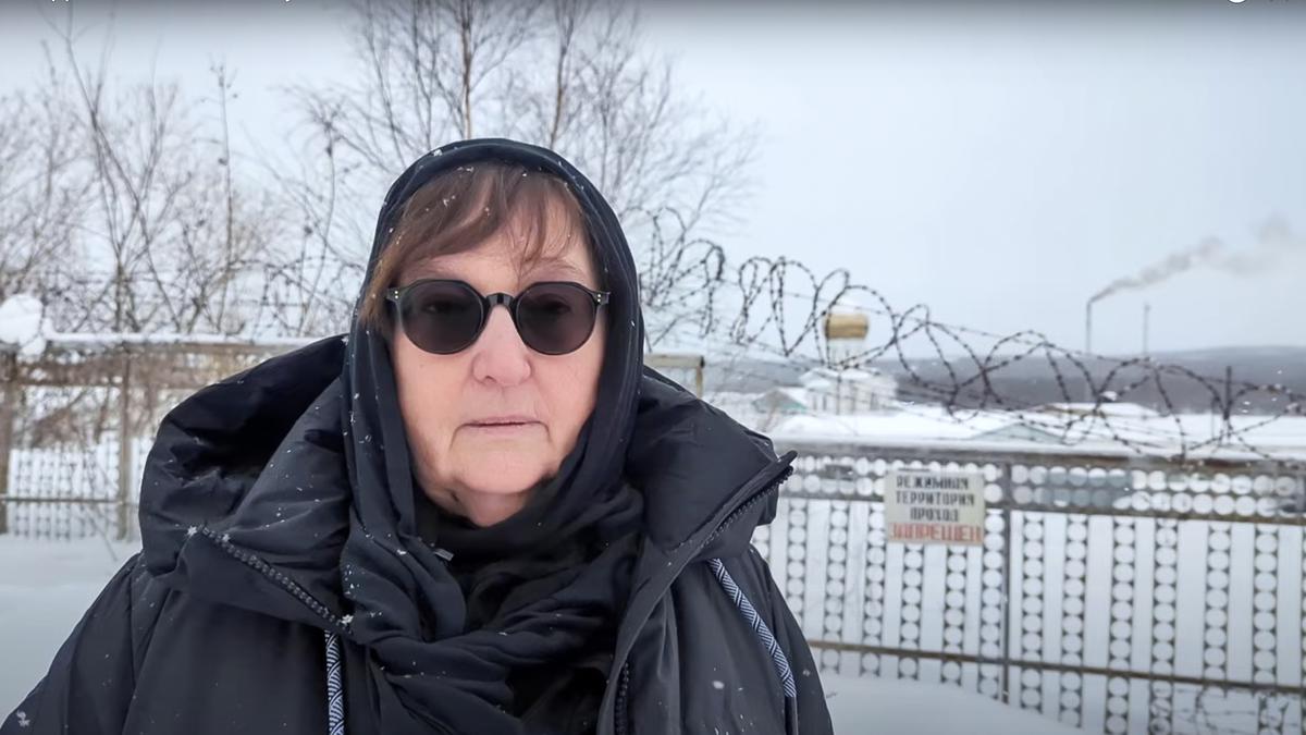 Navalny's mother calls on Putin to release body