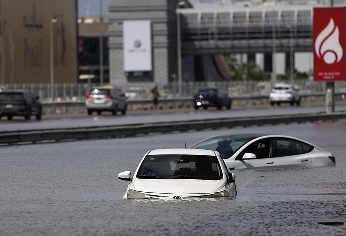 Los automóviles quedan varados en el agua de una inundación causada por fuertes lluvias en Dubai, Emiratos Árabes Unidos, el 17 de abril de 2024. 