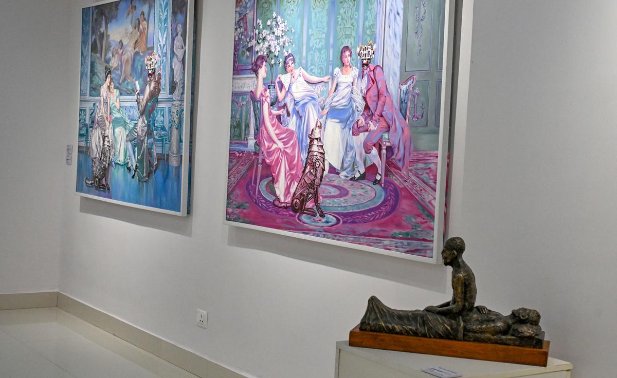 Obras de arte em exibição na costa da exposição de vozes na recém -inaugurada Galeria da Fundação LG India CSR da VIP Towers na VIP Road em Visakhapatnam.
