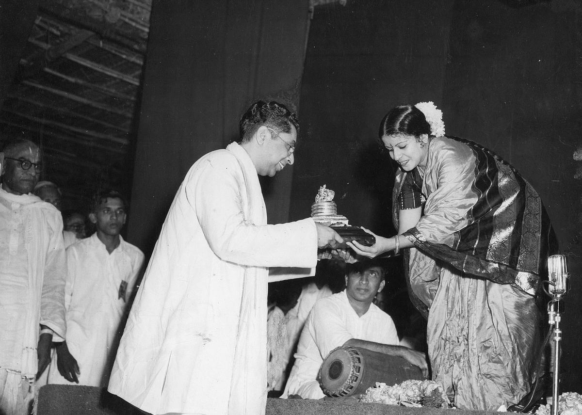 Mr. P.V. Rajamannar, Chief Justice, Madras presenting a silver casket to Srimathi M.S. Subbulakshmi who sang on the concluding day (16-04-1950) of the Golden Jubilee celebration of Sri Parthasarathi Swami Sabha, Triplicane. Mr. P.V. Rajamannar, Chief Justice, Madras presenting a silver casket to Srimathi M.S. Subbulakshmi who sang on the concluding day (16-04-1950) of the Golden Jubilee celebration of Sri Parthasarathi Swami Sabha, Triplicane.