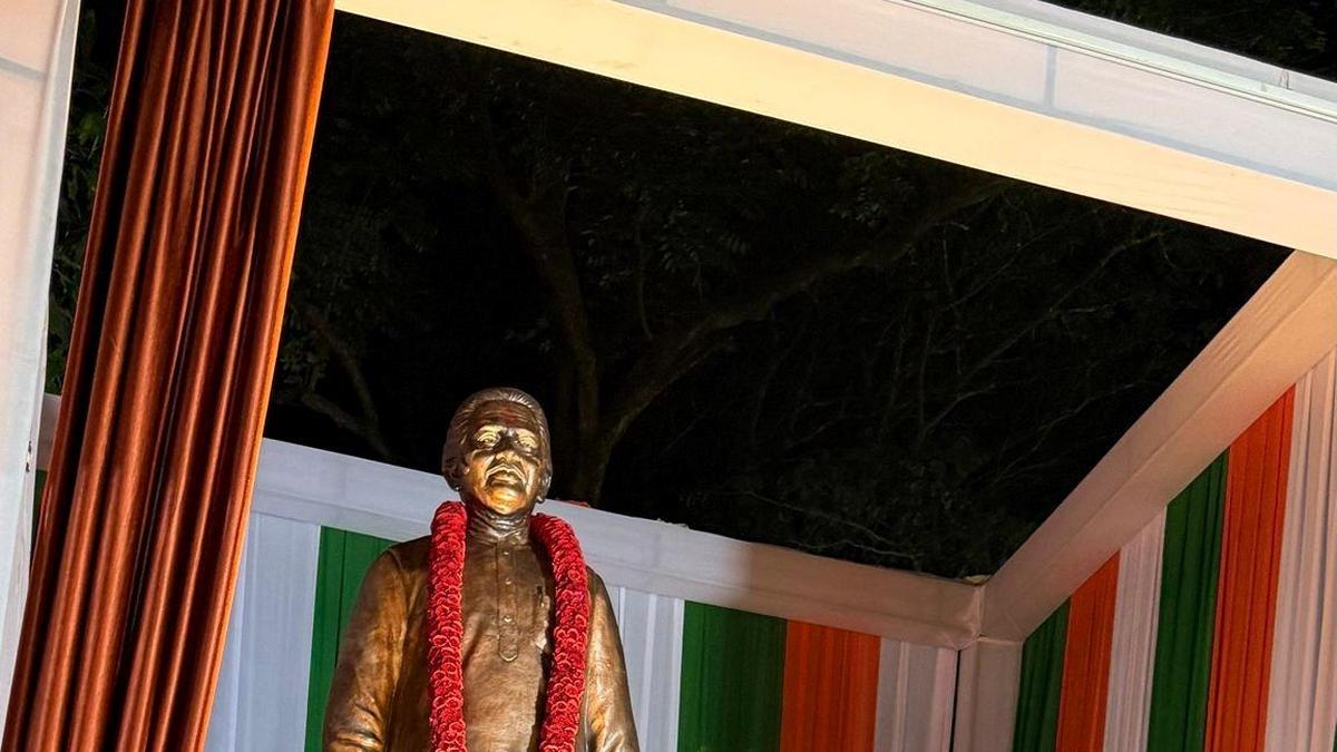 Statue of former Union minister B. Shankaranand unveiled in Belagavi