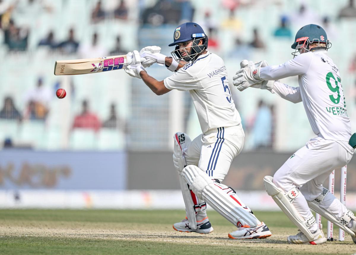 Washington Sundar hraje ránu druhý den prvního kriketového testovacího zápasu mezi Indií a Jižní Afrikou v Eden Gardens v Kalkatě v sobotu 15. listopadu 2025. Washington Sundar hraje ránu druhý den prvního kriketového testovacího zápasu mezi Indií a Jižní Afrikou v Eden Gardens v Kalkatě v sobotu 15. listopadu 2025.