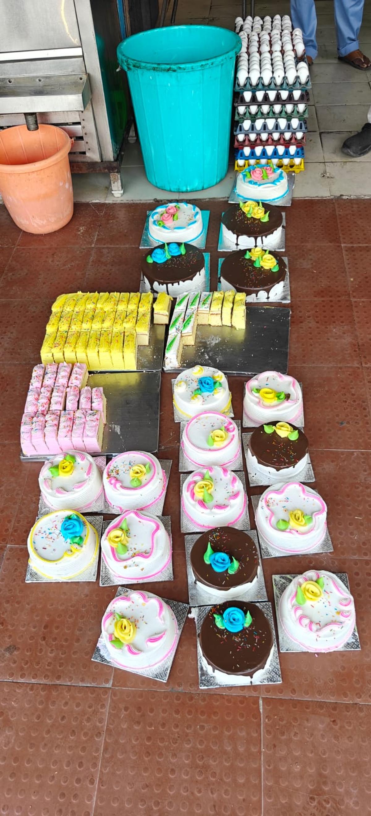 Em uma inspeção separada na Padaria Ganesh Bangalore em Subhash Nagar em Karimnagar, as autoridades de Segurança Alimentar descartaram 20 kg de bolos suspeitos de terem sido preparados com ovos estragados
