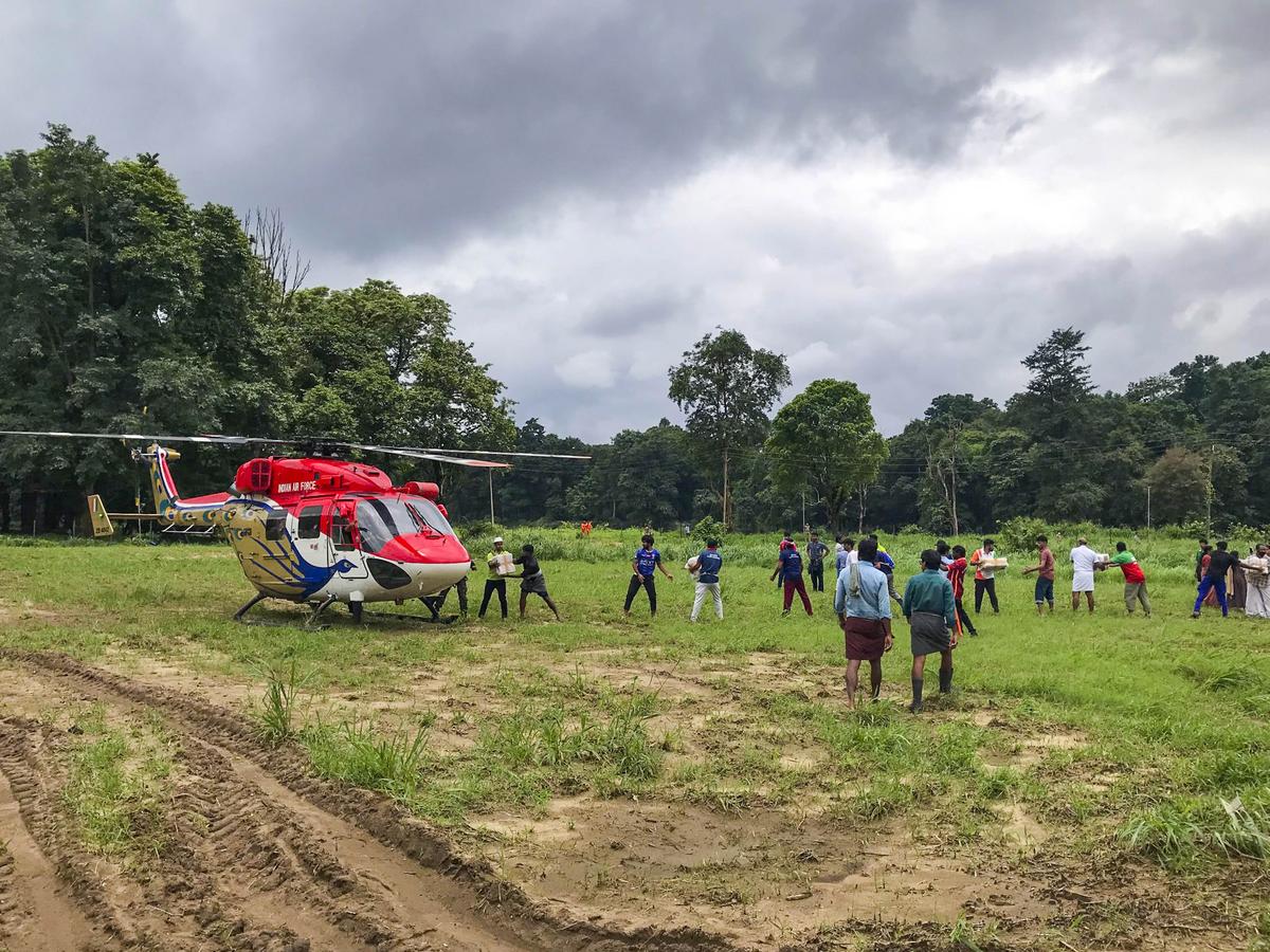 Indian Air Force personnel in Dhruv helicopter (ALH) distribute relief materials in Pothukal village near Chooralmala. 