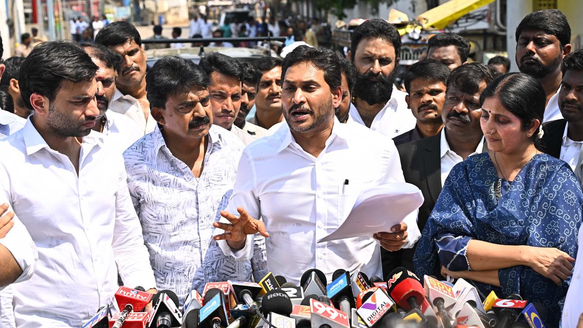 Jagan meets Vamsi in Jail