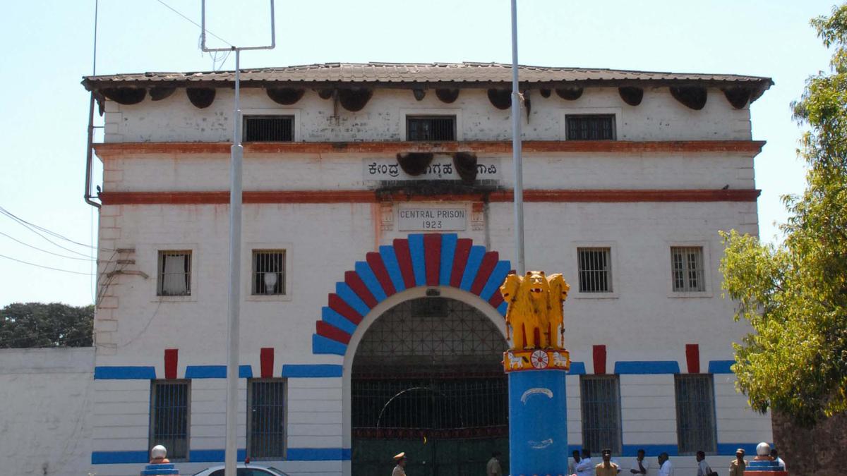 Maharashtra police reach Hindalga to see if inmate made threat call to Gadkari again