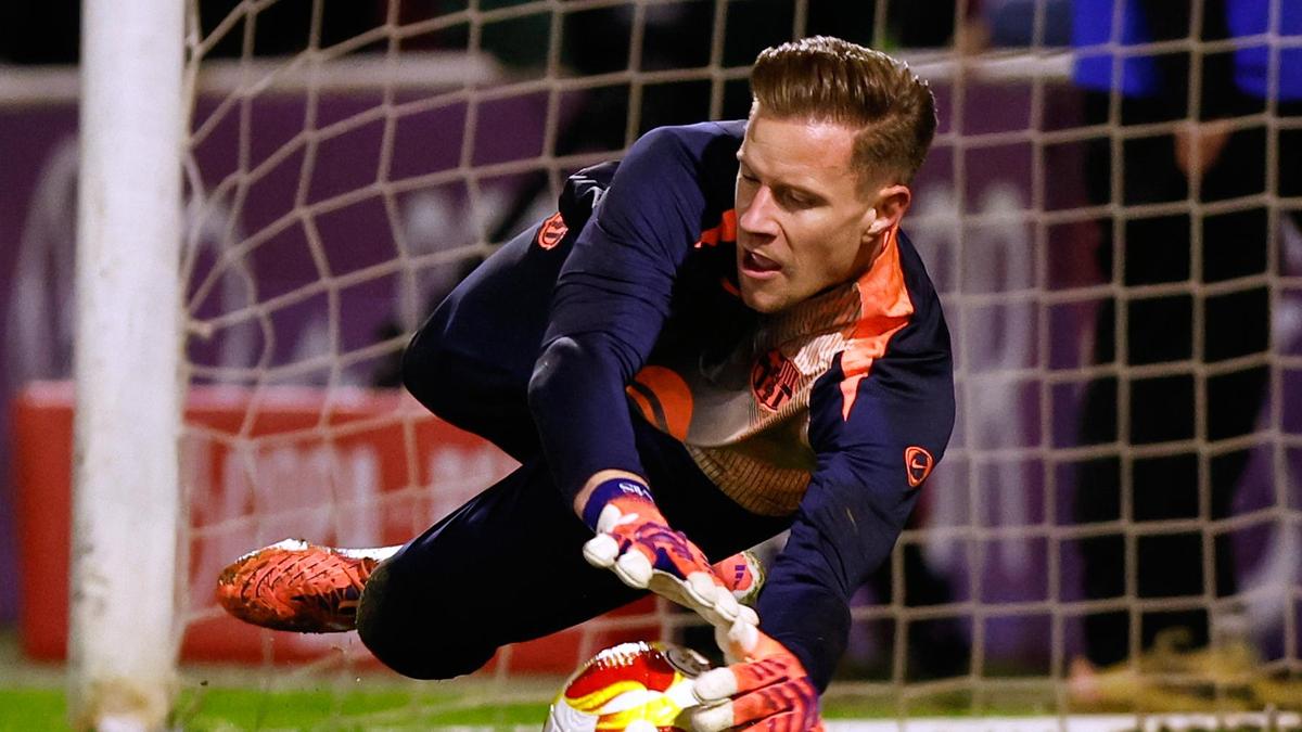 Ter Stegen leaves Barcelona for Girona on loan as World Cup looms