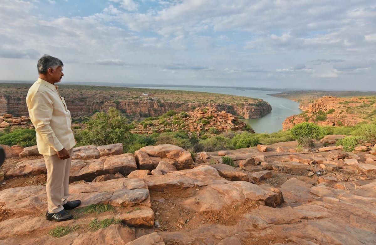 Il Primo Ministro Nara Chandrababu Naidu a Gandikota