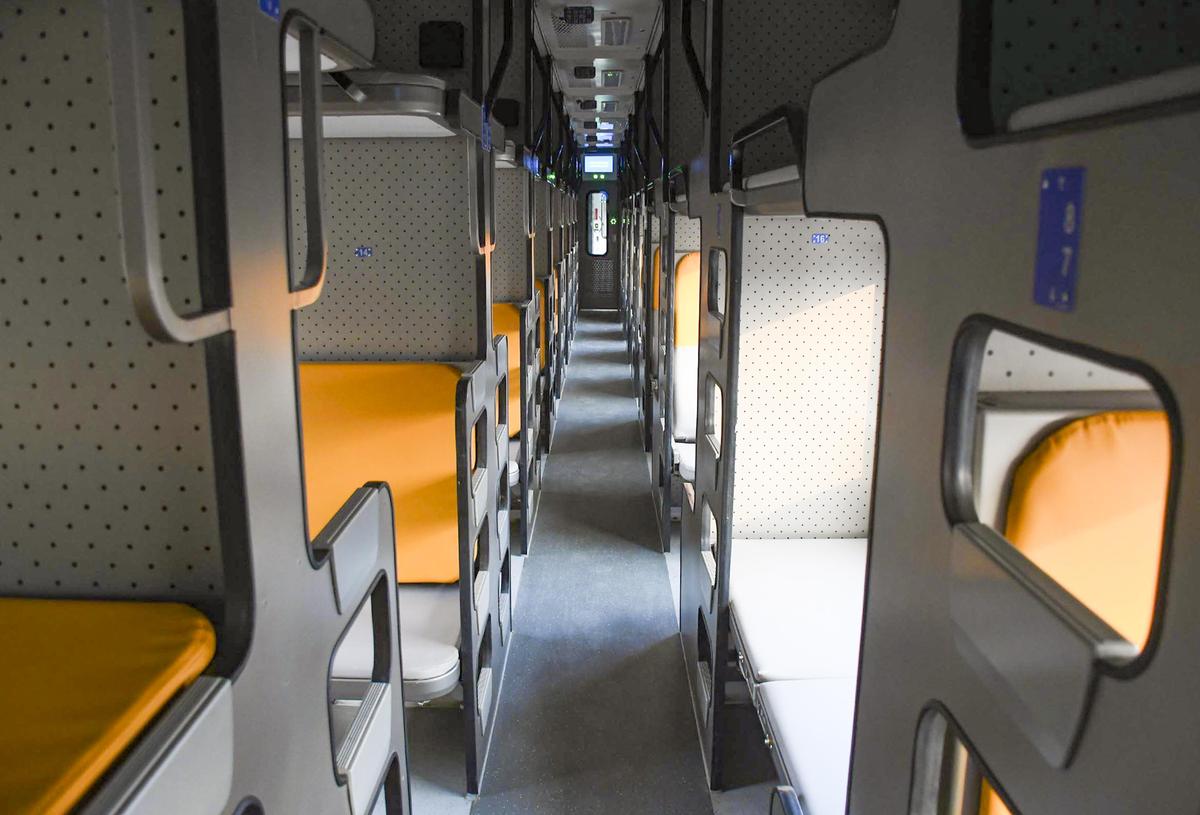 Vista interna do trem-leito Vande Bharat