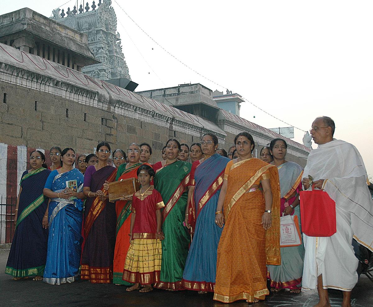 2007 में चेन्नई के ट्रिप्लिकेन में मार्गाज़ी महीने के शुरुआती घंटों में भक्त 'थिरुप्पवई' बाजन प्रस्तुत करते हुए।