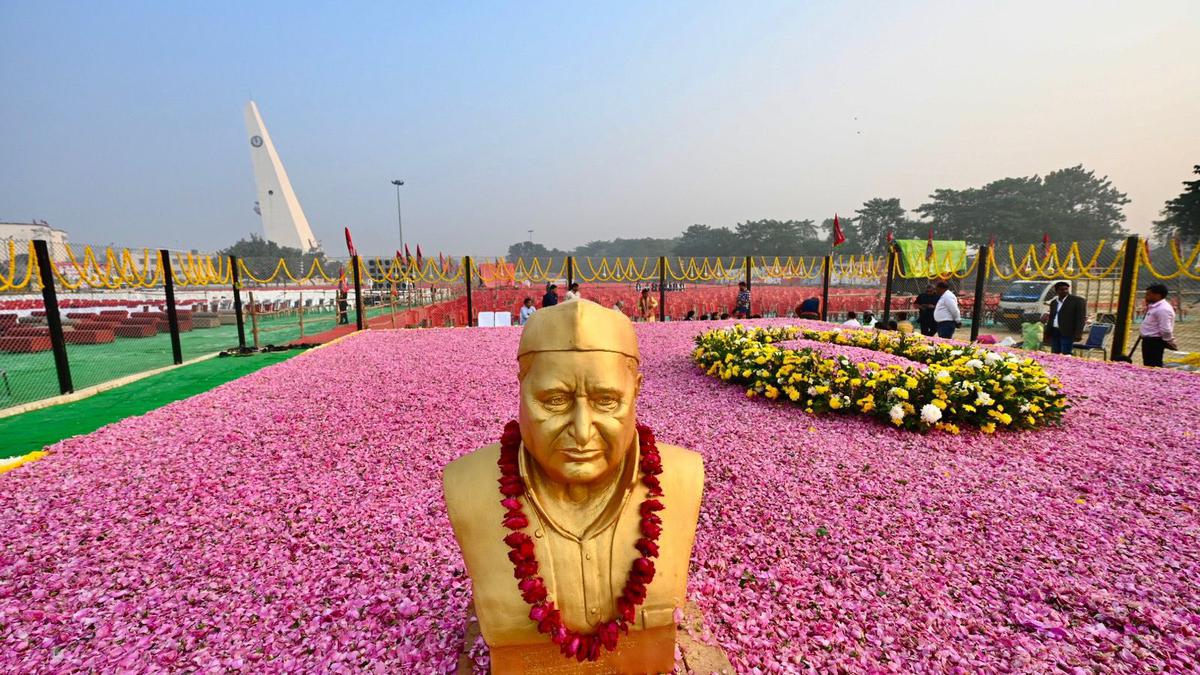 Akhilesh lays foundation of memorial in Mulayam’s memory on SP founder’s birth anniversary