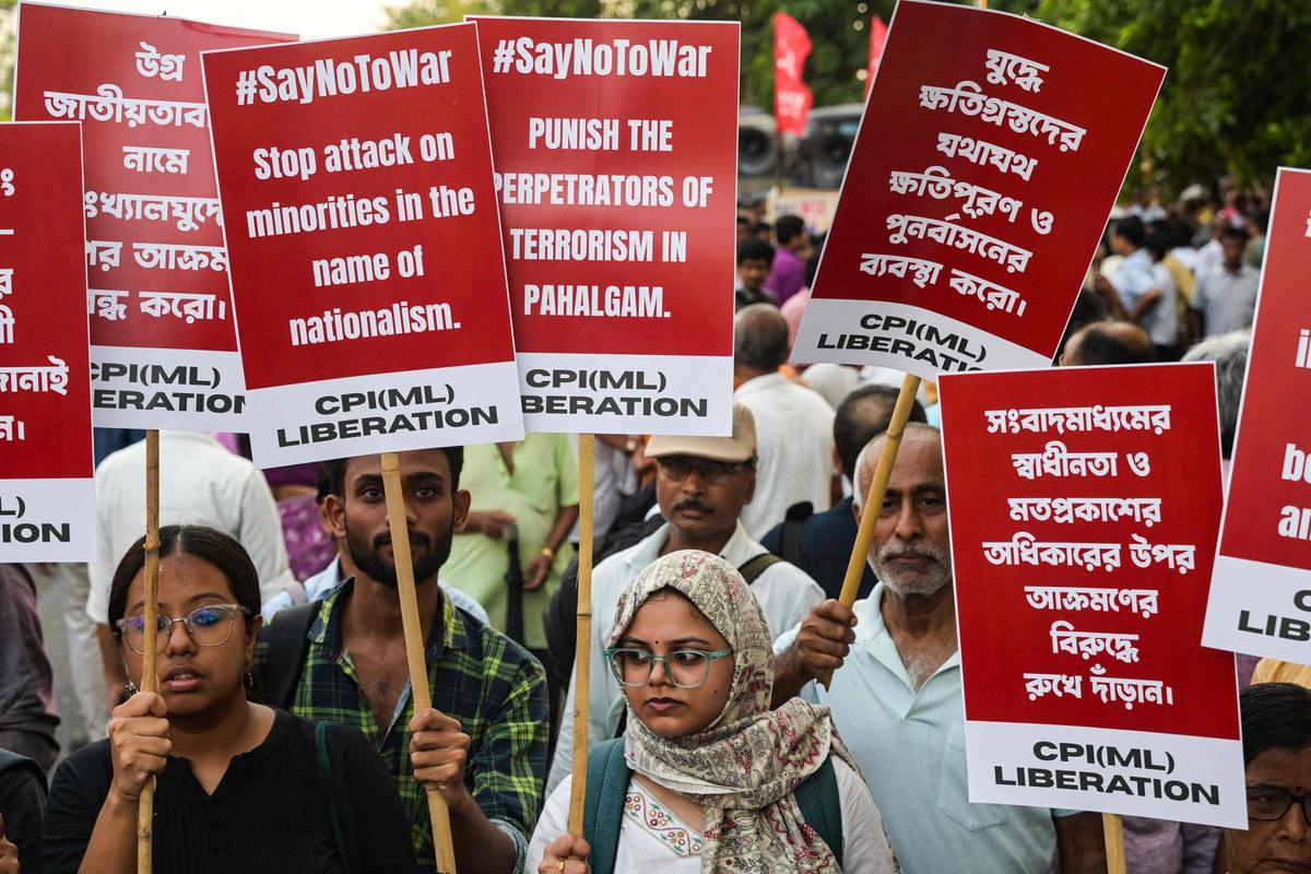 कार्यकर्ता प्लाडर्ड्स पकड़ते हैं और पाहलगाम हमले के पीड़ितों के लिए शांति और न्याय की मांग करते हुए नारे लगाए। फ़ाइल कार्यकर्ता प्लाडर्ड्स पकड़ते हैं और पाहलगाम हमले के पीड़ितों के लिए शांति और न्याय की मांग करते हुए नारे लगाए। फ़ाइल