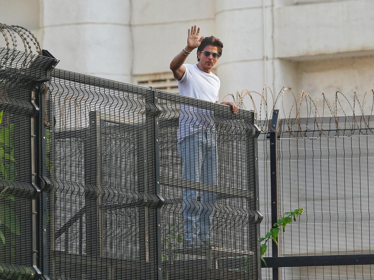 Shah Rukh Khan stopped at Mumbai airport with his team over luxury watches