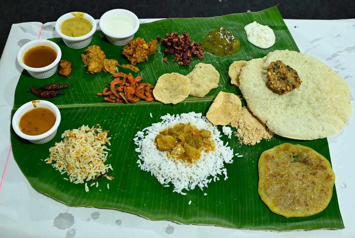 Makan siang disajikan di Mylapore Fine Arts oleh ABC Catering 