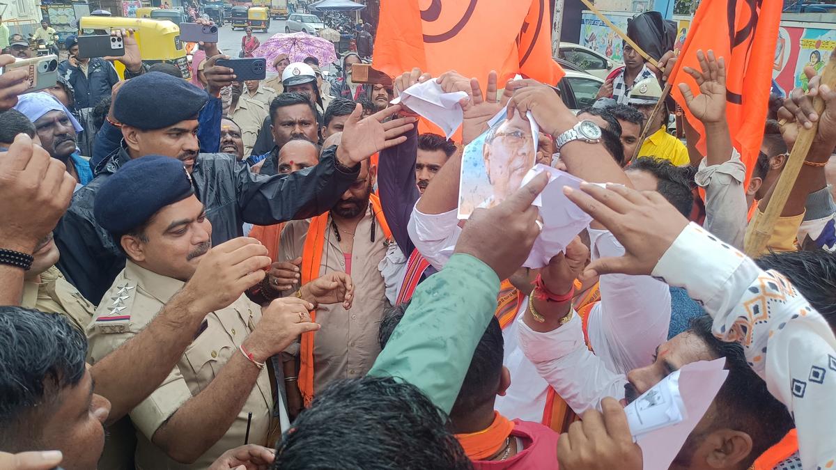 Ram Sene takes out protest march against govt. withdrawing Hubballi rioting case