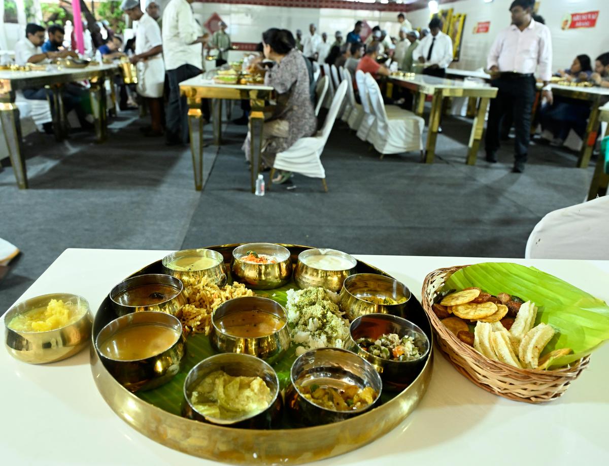 Makan siang disajikan di kantin Parthasarathy Swami Sabha untuk musim ini 