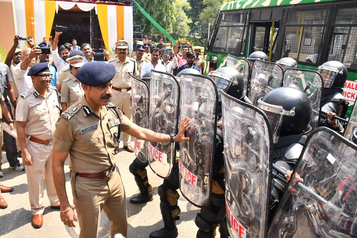 T.N. DGP lauds police personnel for dip in crime cases in Salem city and Salem range