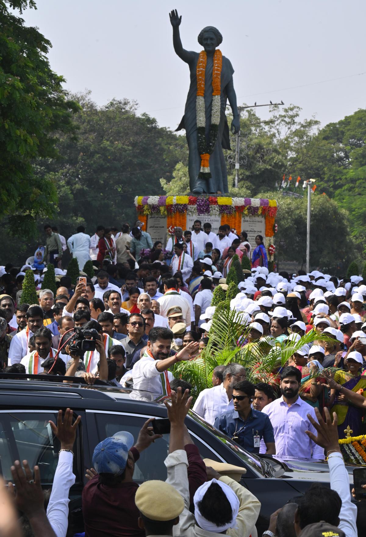 तेलंगाना के मुख्यमंत्री ए. रेवंत रेड्डी ने अपने कैबिनेट सहयोगियों के साथ पूर्व प्रधान मंत्री इंदिरा गांधी को उनकी जयंती पर भावभीनी श्रद्धांजलि अर्पित की और बुधवार (19 नवंबर, 2025) को हैदराबाद के नेकलेस रोड जंक्शन में इंदिराम्मा चेरालू योजना शुरू की। फोटो: नागारा गोपाल / द हिंदू