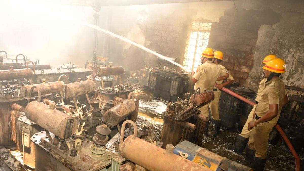 Fire at GESCOM&rsquo;s transformer repair unit in Bidar triggers panic among residents