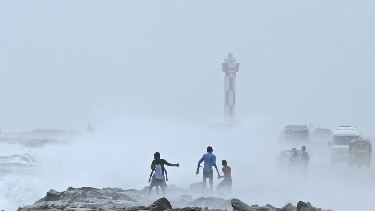 Rough sea alert off Rameswaram keeps country boats on shore