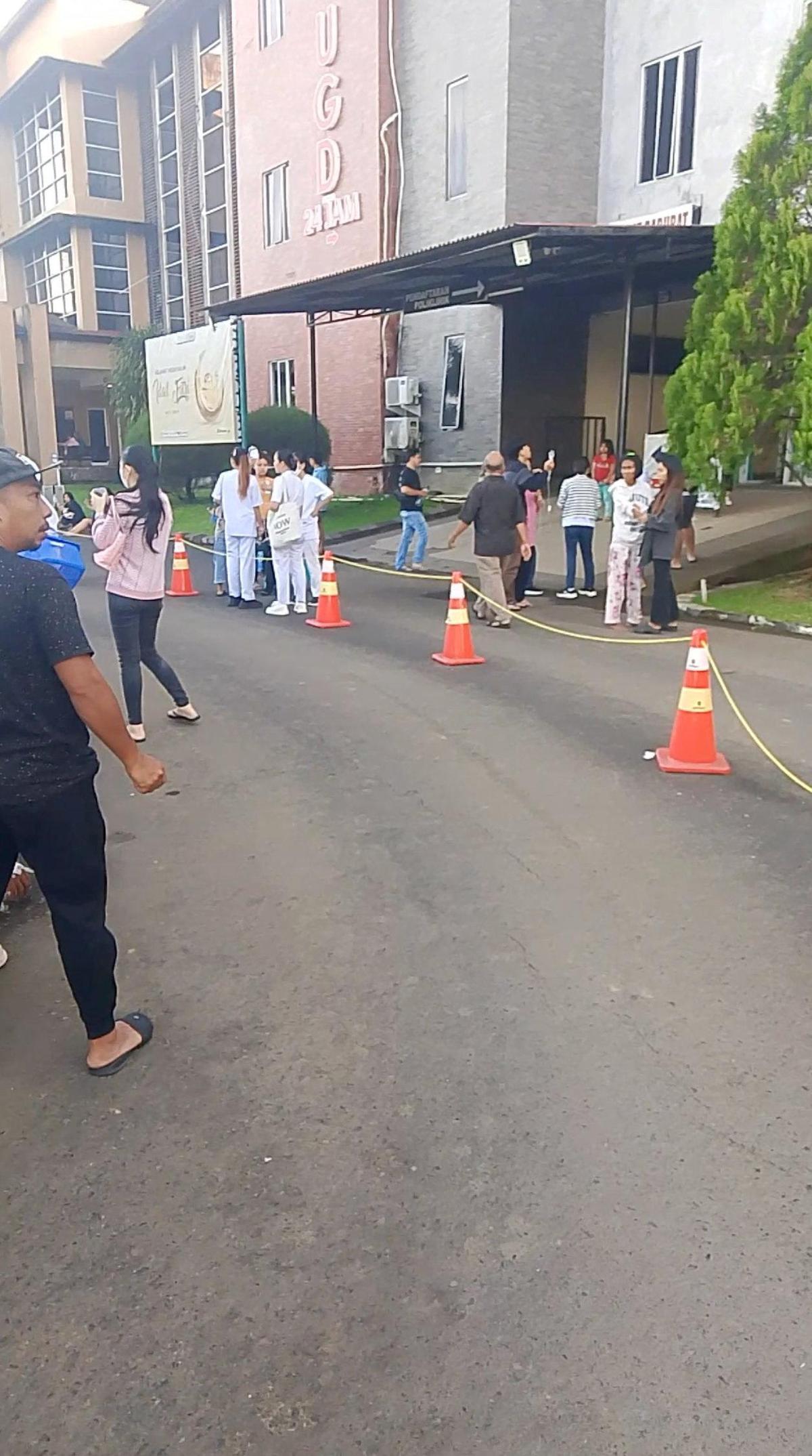 गुरुवार (2 अप्रैल, 2026) को इंडोनेशिया के उत्तरी सुलावेसी के मनाडो में भूकंप के बाद खाली कराए जाने के बाद लोग एक अस्पताल की इमारत के बाहर खड़े हैं।