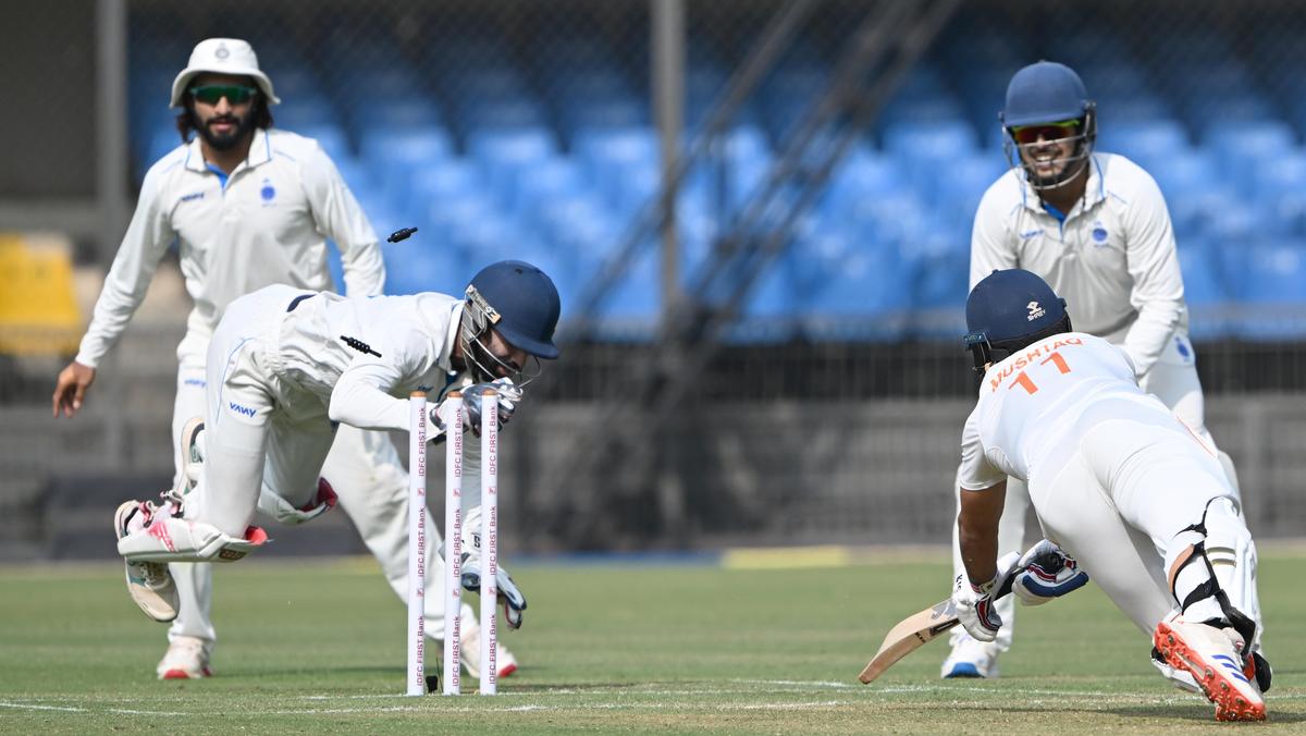 Fuera del área: el portero Himanshu deja perplejo a Abid en la bolera de Kartikeya. 