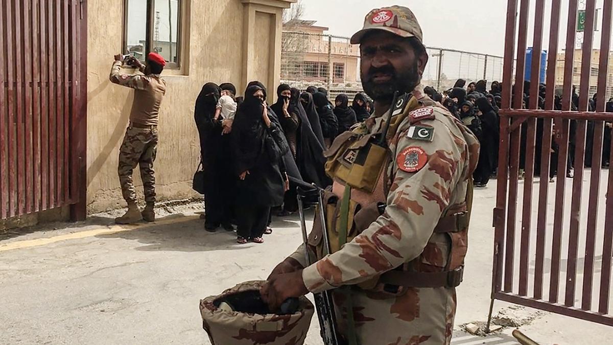 https://th-i.thgim.com/public/incoming/3htyn0/article69702444.ece/alternates/LANDSCAPE_1200/AFP__20250616__62KQ7G2__v1__HighRes__PakistanIranIsraelBorderConflict.jpg
