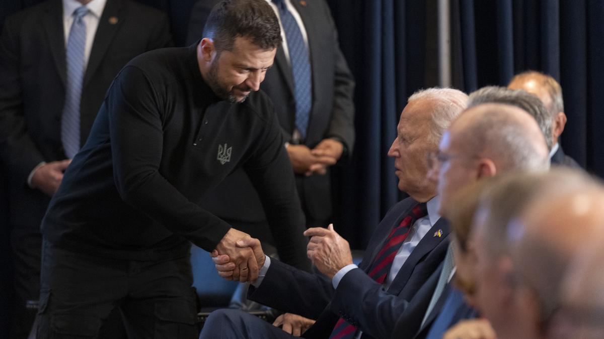 https://th-i.thgim.com/public/incoming/3j25qr/article68684956.ece/alternates/LANDSCAPE_1200/US_Ukraine_Biden_50338.jpg