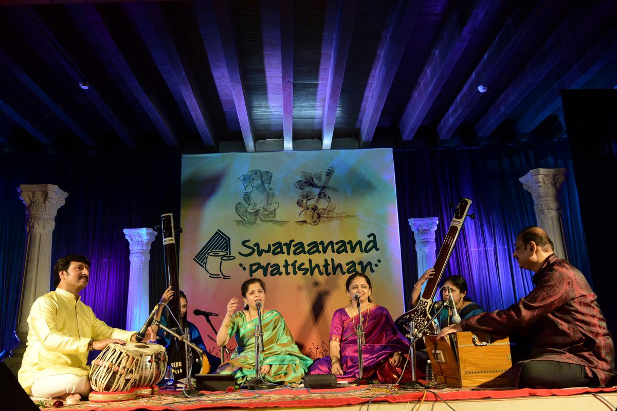 Cantando por Apoorva Gokhale e Pallavi Joshi durante um concerto noturno organizado por Swarananda Pratisthan no BEM School Auditorium em Mangaluru no domingo.