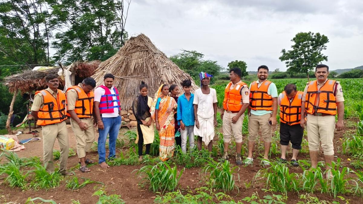 Officials meet people stranded on island in Lingsugur taluk, inspect flood situation