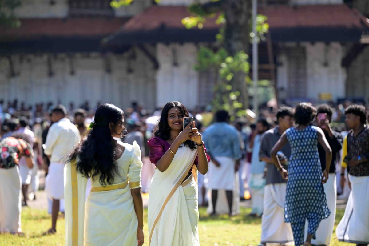 traditional%20attire%20Wadakumnathan%20temple%203