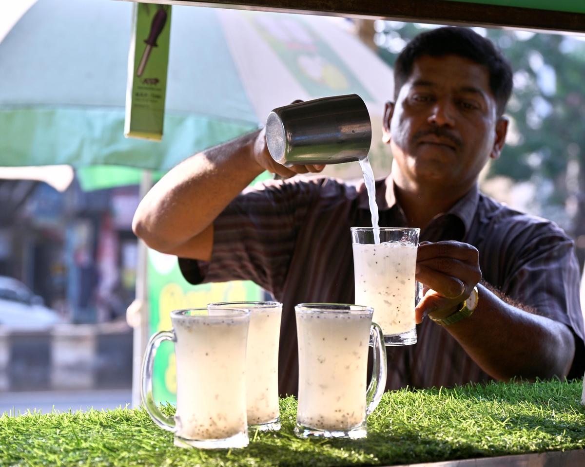 Madurai, Tamil Nadu, 17/03/2026. Isravel serve il famoso 'elaneer sharbat' per i clienti assetati a Ponmeni, Madurai...Foto . Moorthy. G/ L'indù.