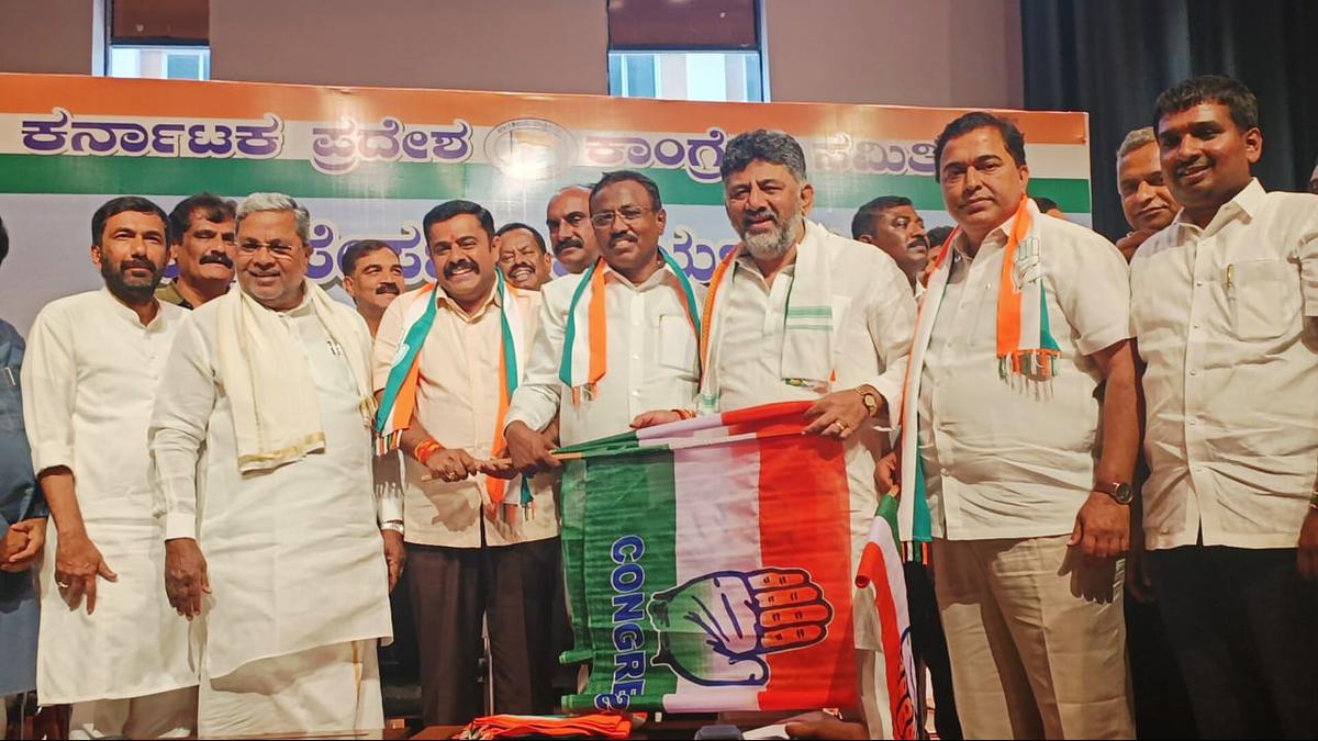 Two former JD(S) MLAs join Congress in Karnataka