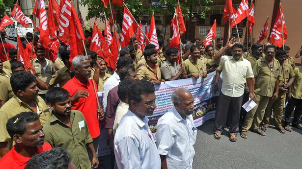 Autorickshaw drivers stage demonstration
