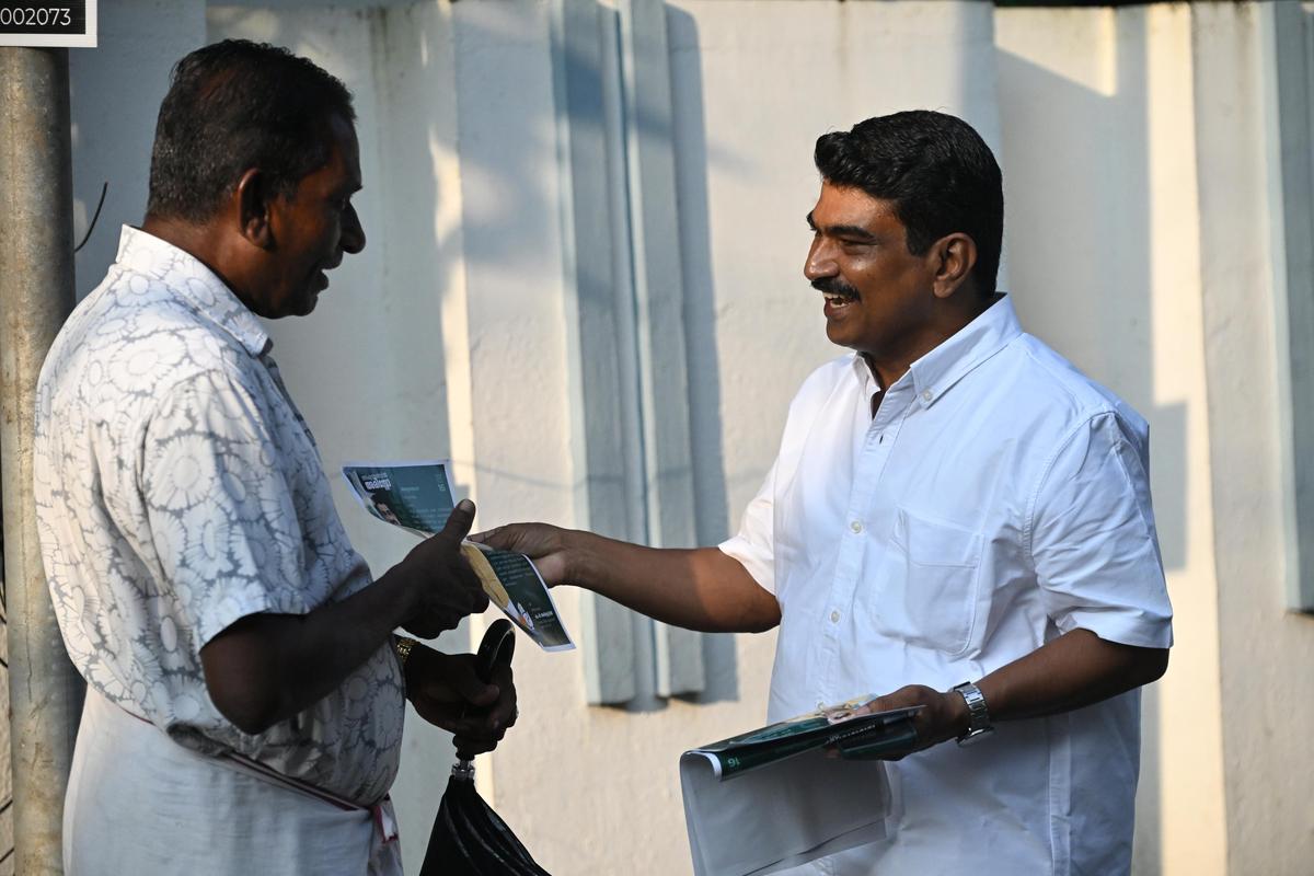 यूडीएफ उम्मीदवार एमजी अरस्तू संभाग में प्रचार कर रहे हैं। 