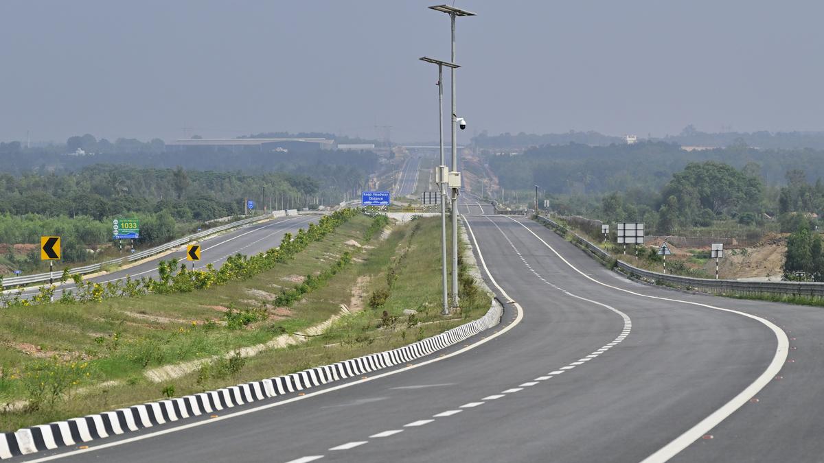 Kolar police ban two-wheelers, three-wheelers, tractors on Bengaluru–Chennai Expressway stretches after surge in accidents thumbnail