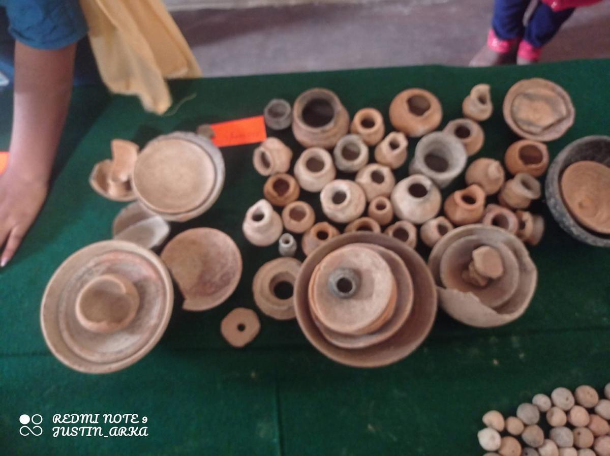 टेराकोटा बर्तन कोलीपका श्रीनिवास द्वारा पता लगाया गया।