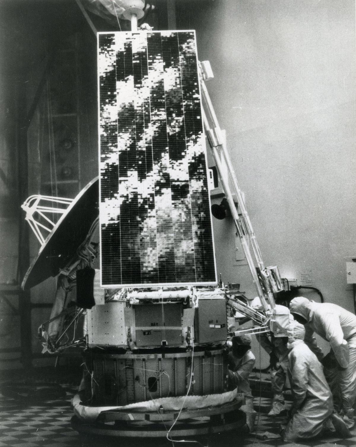 A view of the Mariner 10 spacecraft, while it was still known as Mariner Venus Mercury. A view of the Mariner 10 spacecraft, while it was still known as Mariner Venus Mercury.